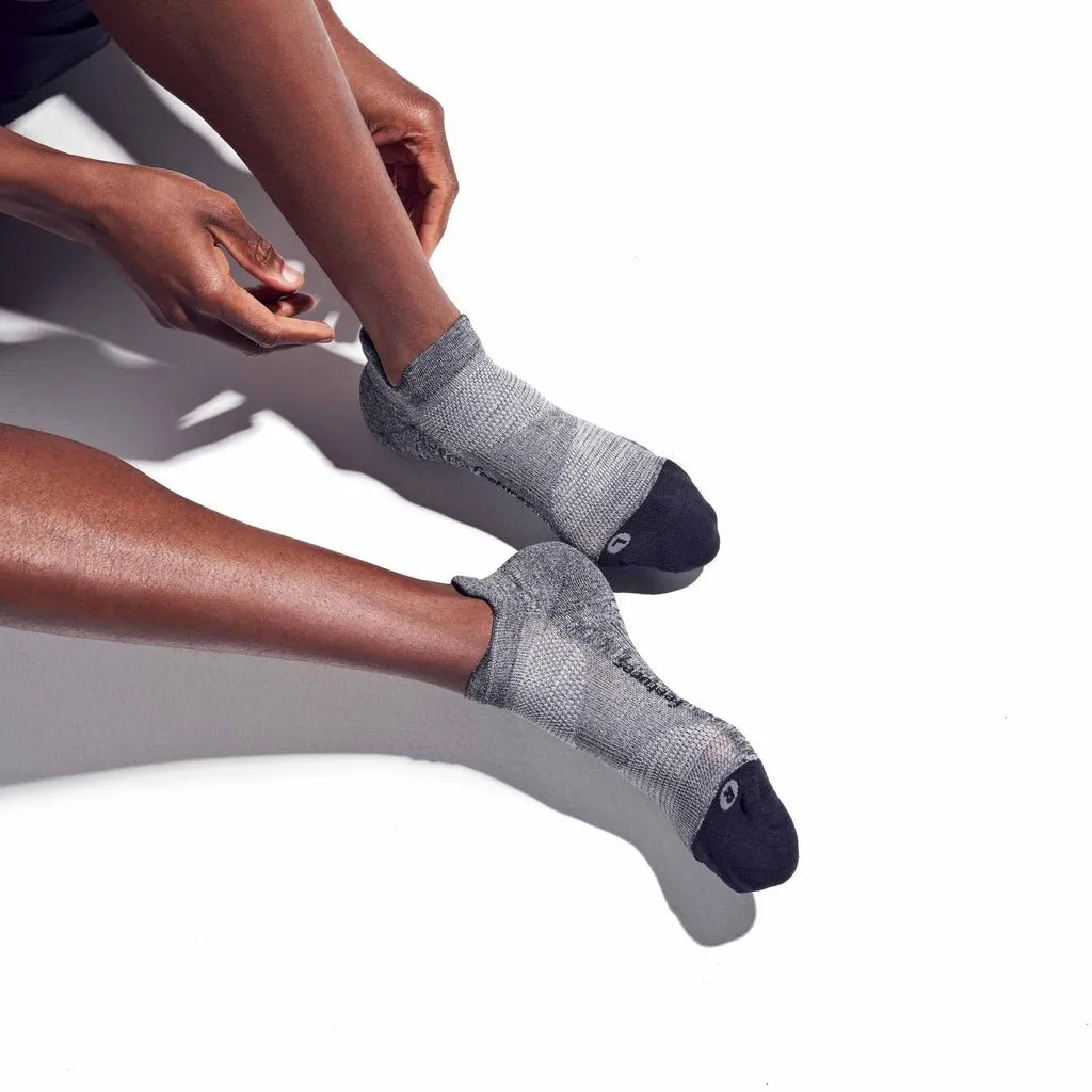 Feetures Elite Max Cushion No Show Tab Socks - Grey