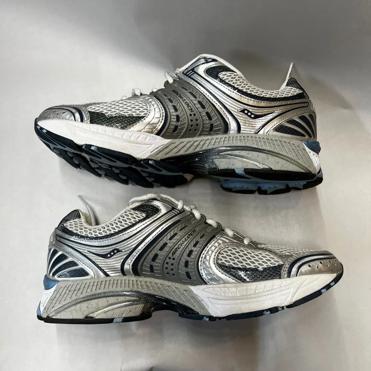 Women's Saucony ProGrid  Hurricane 11 White/Silver/BlueRunning Shoe Preowned